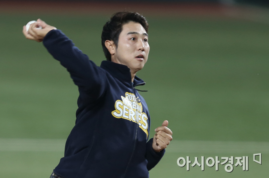 [포토] 프로골퍼 배상문, 한국 시리즈 6차전 시구