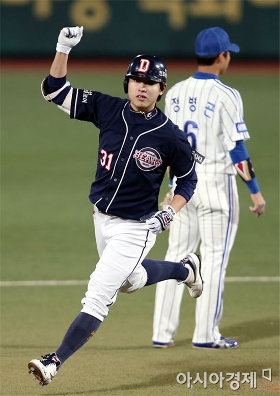 [포토] 정수빈 '선두타자 홈런포 쾅~'