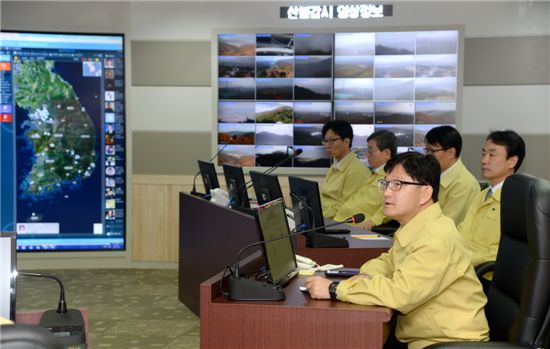 신원섭(맨앞) 산림청장 등 간부들이 정부대전청사에 마련된 '중앙산불방지대책본부' 상황실에서 업무보고를 받고 있다.