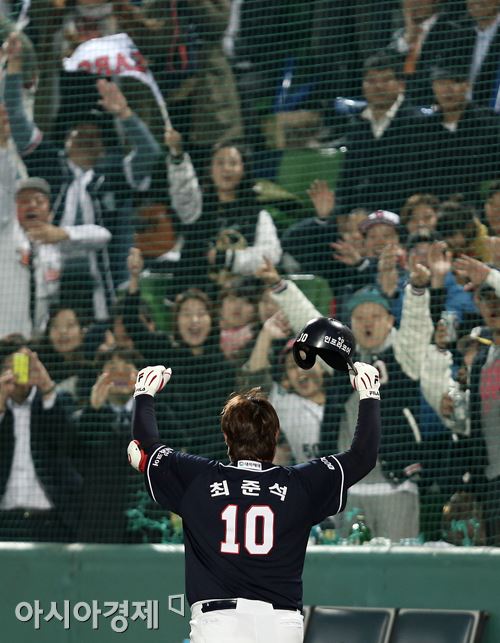 [포토] 최준석 '또 넘겼어요!'