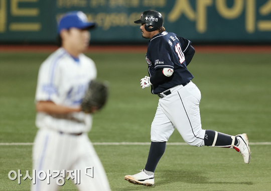 [포토] 최준석 '차우찬 상대로 홈런포'