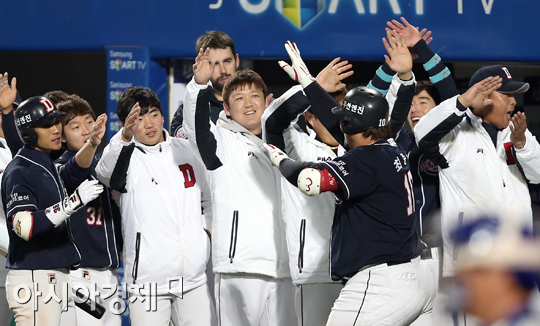 [포토] 홈런 축하받는 최준석