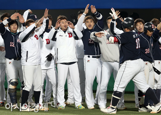 [포토] 최준석 홈런에 기뻐하는 두산 선수단