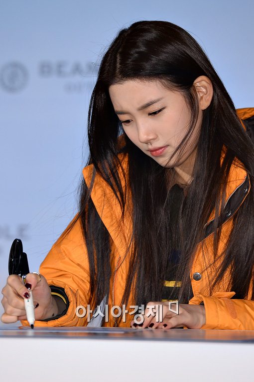 [포토]'미쓰에이' 수지, 사인하는데 집중!