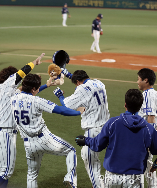 [포토] 채태인 '홈런 치고 봉변(?)'