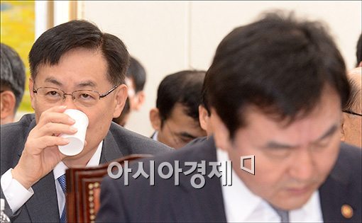 [포토]물 마시는 홍기택 산은회장