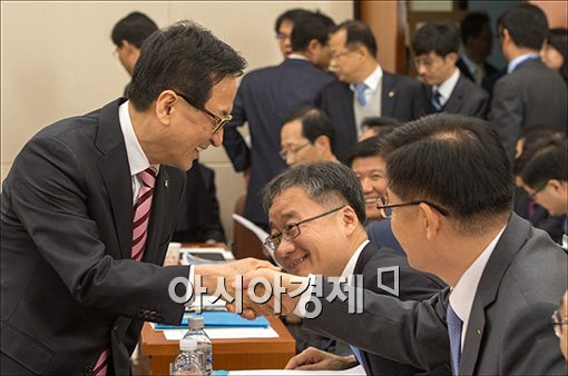 [포토]악수나누는 최수현·홍기택