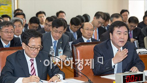 [포토]답변하는 신제윤 금융위원장