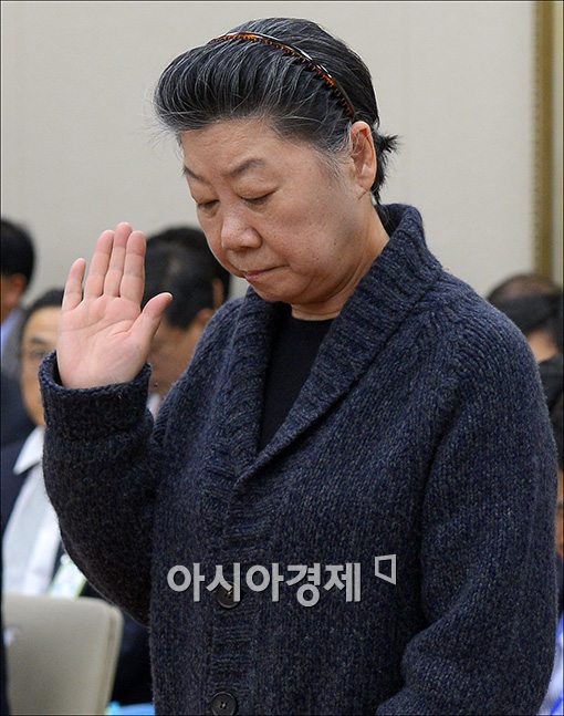 [포토]증인선서하는 이혜경 동양부회장