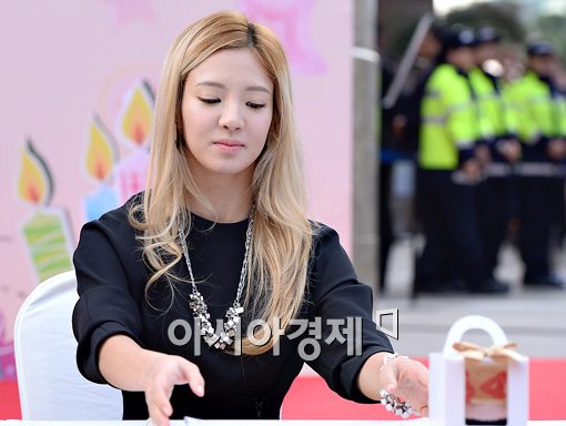 [포토]효연, 정리도 혼자서 척척!