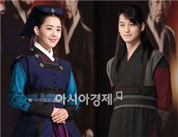 문근영 김범 데이트 목격담…손 잡고 음식 먹여주는 연인