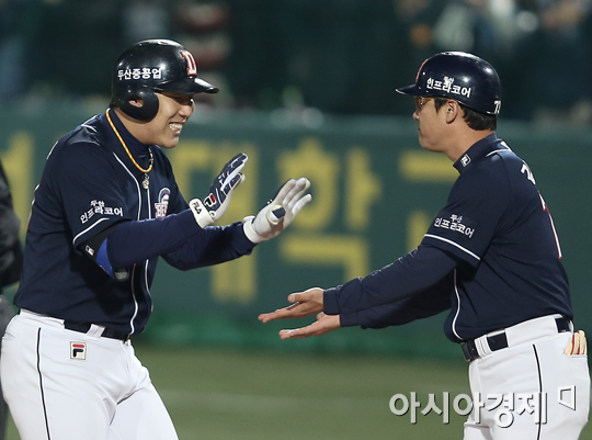 [포토] 김현수 '좋은 출발이야~'