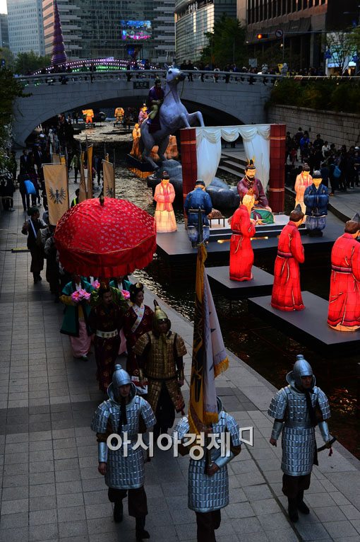 [포토]퍼레이드로 축제를 시작한 2013 서울등축제 