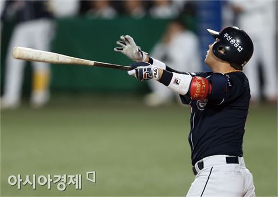 레일리 'QS'·아두치 '홈런'…롯데, NC 잡고 2연승 