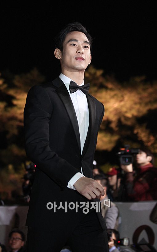 [포토]레드카펫 밟는 김수현 '조각이네'