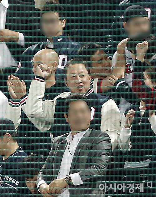 [포토] 두산 박용만 회장 '기적이 이루어지는 순간, 두 눈으로 지켜봐야죠'