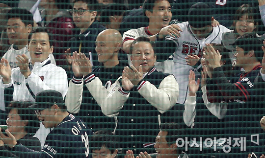 [포토] 두산 박용만 회장 '두 눈으로 기적을 직접 볼겁니다'