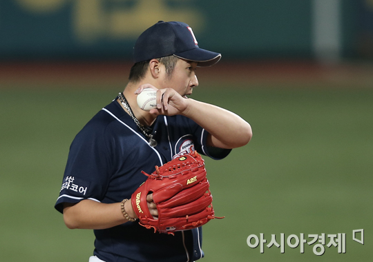[포토] 유희관 '무사 만루, 큰 위기가 찾아왔다'