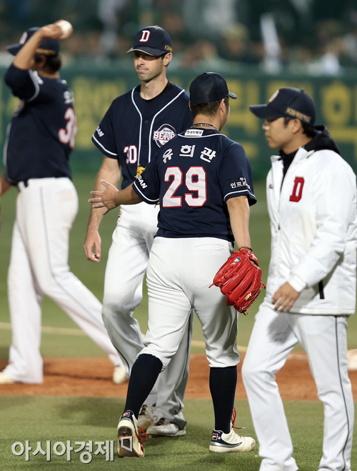 [포토] 핸킨스와 교체되는 유희관