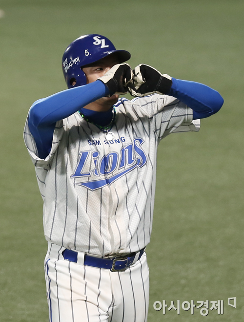 [포토] 박한이 '홈인 기쁨은 가족과 함께'