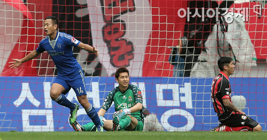 [포토] 정대세-차두리 '희비교차'