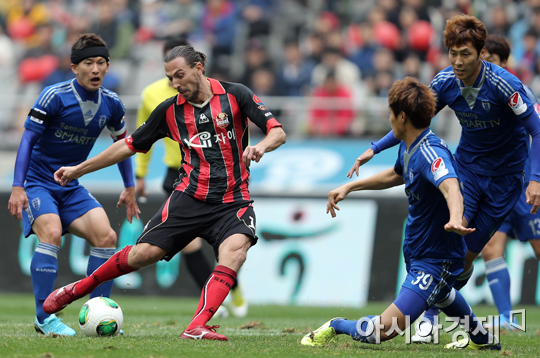 [포토] 데얀 '수원 수비를 뚫어라~'