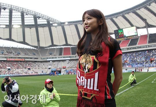 [포토] 배우 이태임 '슈퍼매치 시축하러 왔어요~'