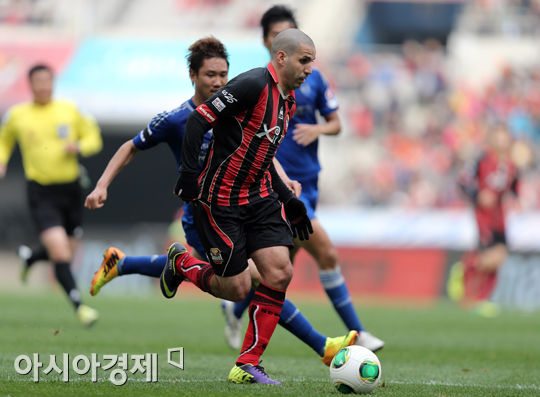 [포토] 에스쿠데로 '탱크처럼 돌진'