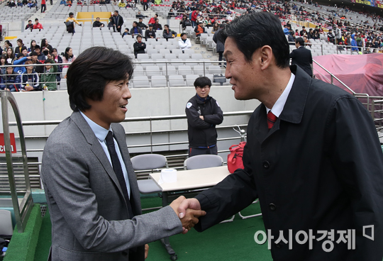 [포토] 악수 나누는 서정원-최용수
