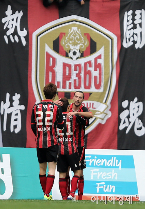 [포토] 역전골 데얀 '이번 슈퍼매치 잡는거야'