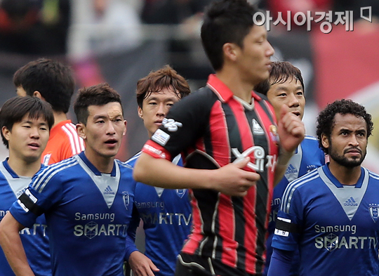 [포토] 슈퍼매치 패배 수원 '진한 아쉬움'