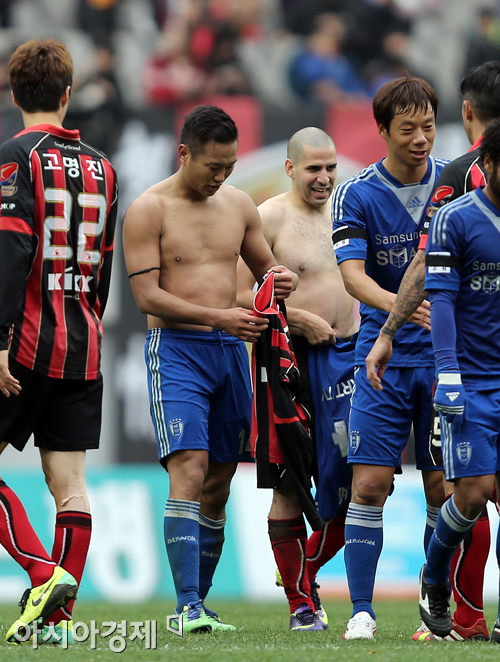 [포토] 유니폼 바꿔입는 정대세와 에스쿠데로