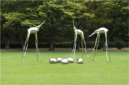 '환경재앙' 경고, 녹아내리는 동물 조각…정욱장 개인전