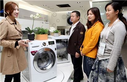 ▲LG베스트샵 부산본점을 방문한 중국 유통 딜러들이 블랙라벨 세탁기, 사각 로봇청소기 등 최신 프리미엄 가전 제품을 유심히 살펴보고 있다. 