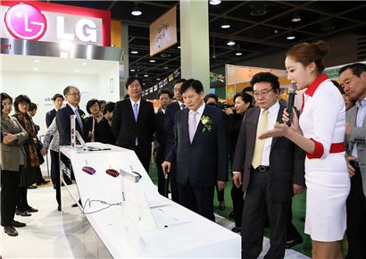 ▲LG전자가 11월 1~2일 양일간 서울 양재동 aT센터에서 열린 ‘2013 대한민국 보조공학기기 박람회’에서 장애인을 위한 다양한 제품을 선보였다. 한국장애인고용공단 이성규 이사장(오른쪽에서 두번째) 및 한국장애인재단 이채필 이사장(오른쪽에서 세번째)이 LG전자 부스를 방문해 '마우스 스캐너' 제품을 유심히 살펴보고 있다.  