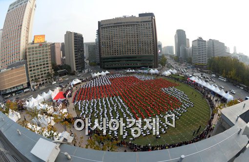 [포토]서울광장에 나타난 '적십자'