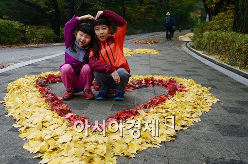 [포토]낙엽따라 우리도 하트 