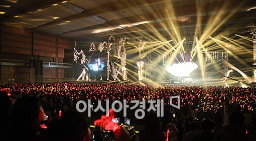 김재중, '록의 향연'… 서울의 밤을 수놓다(리뷰)