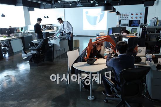 두산인프라코어 디자인센터에서 직원들이 굴삭기 등 주력제품의 디자인 작업에 몰두하고 있다. (사진제공=두산인프라코어)