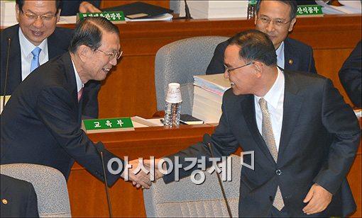 [포토]예결위에서 만난 김기춘·정홍원