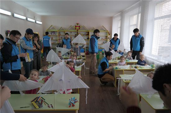 한국 연만들기 체험활동을 하고 있는 우크라이나 어린이들. 