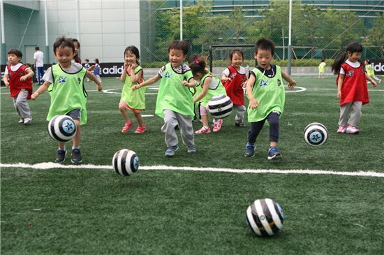 ▲ 아이파크몰 풋살경기장에서 어린이들이 풋살을 즐기고 있다.