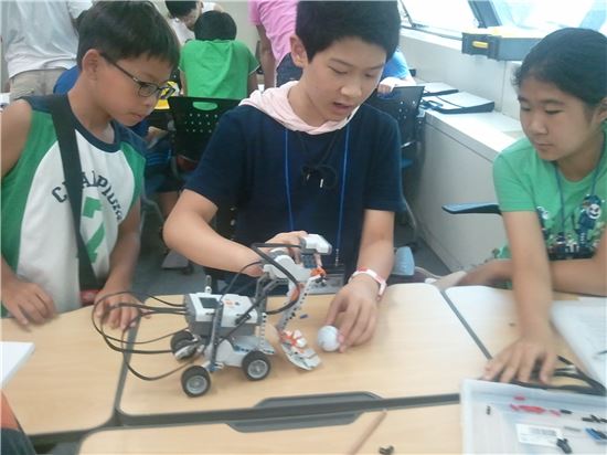 초,중학생들을 위한 과학영재캠프가 카이스트와 대덕특구에서 열린다. 사진은 지난해 여름에 열린 과학영재캠프 모습. 참가학생들이 만든 로봇을 실험하고 있다.