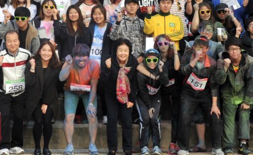 김성혜 총장(앞줄 가운데)과 학생,교직원들이 마라톤대회 시상식 직후 기념촬영을 하고 있다.