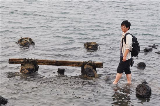 [책과저자]'느림의 미학' 신영철...'걷고.자고.쉬기' 보고서