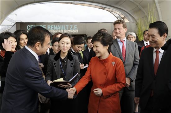 박근혜 대통령이 카를로스 곤 르노닛산 회장과 만나 악수하고 있다.