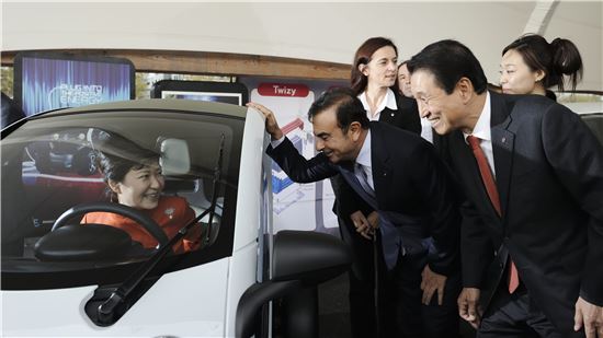 박근혜 대통령이 르노의 2인승 전기차 트위지에 올라 차량을 살펴보고 있다.