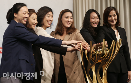 [포토] 트로피 앞에 둔 그녀들의 미소