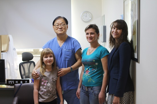 선병원 이승구(왼쪽에서 2번째) 박사와 라나, 라나의 어머니가 수술 뒤 환하게 웃고 있다.