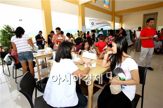 수빅조선소 의료진은 이날 한진빌리지 내 위치한 강당에서 인근 주민 300여명을 대상으로 의료 봉사활동을 펼쳤다. (사진제공=한진중공업)
